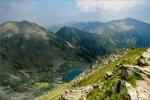 На схід з вершини піку Пелеага. Пік Пепуша (Vf.Păpuşa, 2508m) зліва, Мала Пепуша в центрі, пік Кустура (Vf.Custura, 2457m) зправа. Внизу озеро Пелеага (L.Peleaga, Tăul Ghimpelui)