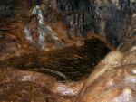 Пещера Карани. Ванночка с питьевой водой Вода...