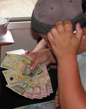 Румынские деньги. Целофановые, с прозрачной дыркой