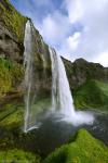 Знаменитый водопад Зельяландсфосс (Seljalandsfoss)