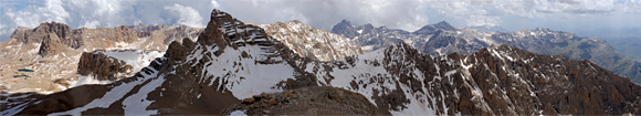 Вид з вершини Емлер (Енгін Тепе), Emler (Engin Tepe - Велична гора) на схід, південь і захід масиву Аладаглар Aladaglar
