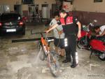 Турецкий полицейский Левент из Мерсина помогает мыть наши велосипеды