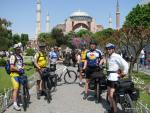 Команда Xbike в меж двух святынь двух религий (на фоне виден собор св. Софии в Стамбуле)