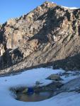 Стоянка на приледниковом озерке ледника Кельтор Восточный