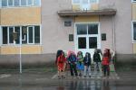 Группа на фоне школы в с. Деловое