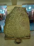 Жертовний камінь саамів із зображенням чоловіків, жінок, оленів