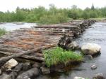 Залишки дерев`яного моста по дорозі до Умбозера
