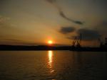 Сонце над портом міста Мурманськ