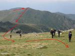Фото 22. Рух групи з перевалу Ла Апа Курманіта, на задному плані г.Тетару