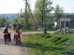 В`їзд до с. Санджавка. Вдалині долина р. Прут і початок Карпат