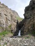 Водопад и каньон в низовьях реки Шаркыратма