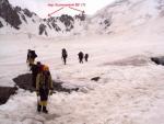 Группа подходит в месту ночёвки на леднике Илликсу