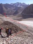Путь спуска по осыпи на нижнюю часть ледника Кара-Казык