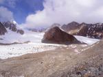 Вид снизу на ледник Егорова и на скальный ригель, разделяющий его на 2 части
