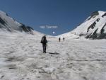 Подъём в связках по закрытому леднику к седловине перевала Триплет