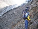 Неприятный траверс конгломератного склона на подходе к леднику Каньонному