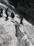 Раздельная переправа рюкзаков и людей через разлом на лед. Каньонный