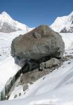 Фото 16. Ледниковый камень между Хан-Тенгри и Победой на слиянии Южного Иныльчека и Звёздочки.
