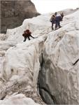 Прохождение снежно-ледового моста со страховкой