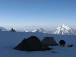 Лагерь в верхнем цирке ледника Герез. Вдали видны вершины Памира