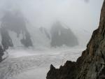 Вид с перемычки на верховья ледника Мирамин. На заднем плане - пер. Осиповичи