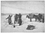 Рехимъ-бай и Исламъ-бай измѣряютъ глубину въ проруби на льду озера Кара-куль