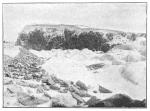 Лѣвая (южная) скалистая стѣна ледника Ямбулакъ. На заднемъ планѣ боковая морена
