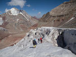 Обход разломов, поднимаяся на ледяное плато перед перевальным взлетом перевала Кичкесу