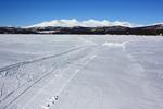 Вид на засніжені вершини Rondane з криги озера Furusjøen